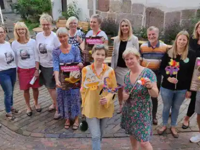 Museumsp&auml;dagoginnen Anja Marrack (links) und Elisabeth Wilken mit den Beteiligten der Vereine und Unternehmen, die zum Familienfest beitragen.