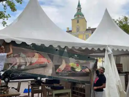 Nat&uuml;rlich ein Aufriss, aber herrlich, dass es wieder l&auml;uft: Lina Willms und Bassam Faour von der &bdquo;Kleinen Burg&ldquo; sind seit zehn Jahren bei &bdquo;Kochen am Schloss&ldquo;.