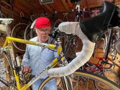 Rennrad-Restaurator Werner Schweda in seiner Werkstatt in Schortens.