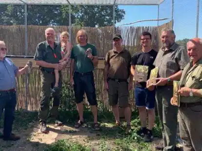 Unterst&uuml;tzer des Projektes freuen sich, dass es jetzt los geht. Dazu z&auml;hlen auch Gernold Lengert, stellvertretender Vorsitzender J&auml;gerschaft Aurich, und Enkeltochter Jenna (zweiter und dritte von links). Jenna hat bereits die erste Patenschaft f&uuml;r einen Steinkauz &uuml;bernommen.