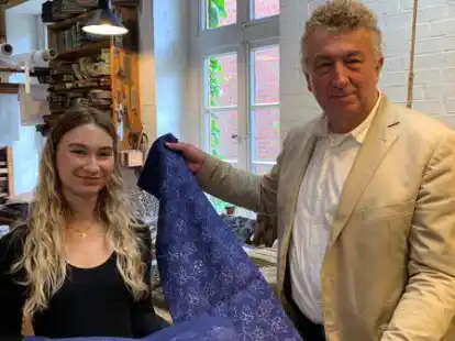 Heimatvereinsvorsitzender G&uuml;nter Buschenlange holte die von Sabrina Schuhmacher hergestellten Produkte ab und verschickte sie in die USA.