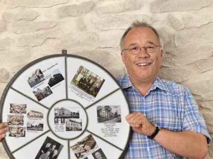 Harald Steinfeld und sein besonderes Andenken: Ein altes Fenster des Augustfehner Hofs, welches er mit alten Fotos geschm&uuml;ckt hat.