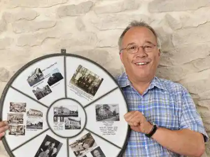 Harald Steinfeld und sein besonderes Andenken: Ein altes Fenster des Augustfehner Hofs, welches er mit alten Fotos geschm&uuml;ckt hat.