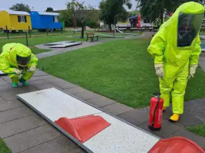 Kommunikation und Feinmotorik: Die Gefahrgutgruppe Wangerland &uuml;bt auf der Minigolfanlage in Schillig.