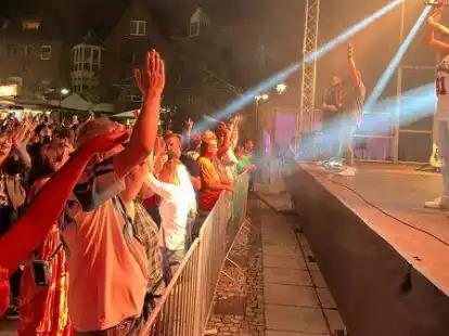 Die Hashtag Partyband heizte dem Publikum am Freitagabend auf der Hauptb&uuml;hne ein.