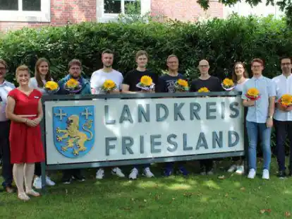 Absolvierten ihre Aus- und Fortbildungen in der Kreisverwaltung des Landkreises Friesland: (von links) Jan H&uuml;lse, Landrat Sven Ambrosy, Ausbildungsleiterin J&ouml;rdis Reints, Jessica Holz, Lukas Redenius, Bj&ouml;rn Gerdes, Timo Dorn, Andreas Pree, Hendrik Hemken, Jana Becker, Timo Einsle, Olaf M&uuml;ller, Erste Kreisr&auml;tin Silke Vogelbusch. Nicht auf dem Foto: Tammo Wolf.