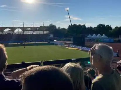 Ein mobiles Flutlicht leuchtet im Stadion, auch bei strahlendem Sonnenschein: Das ist die aktuelle Situation im Marschwegstadion.
