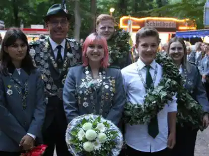 F&uuml;hren die Urneburger Sch&uuml;tzen an: Jugendk&ouml;nigin Alva Busch (von links), K&ouml;nig Holger T&ouml;njes, K&ouml;nigin Mira Knaupe, Vogelk&ouml;nig Janis Ahlers, Sch&uuml;lerk&ouml;nig Ben Siemering, Damenvogelk&ouml;nigin Kimberley Knaupe.