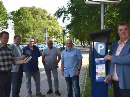 Oberb&uuml;rgermeister Carsten Feist (rechts) und (von links) Philipp Zimmermann (smartparking), Stadtbaurat Nikša Marušic, Ratsherr Thorsten Mori&szlig;e (Ausschussvorsitzender TBW), Dirk Friederici (TBW) und Ordnungsamtsleiter Ralf Jan&szlig;en pr&auml;sentierten das neue Parksystem.
