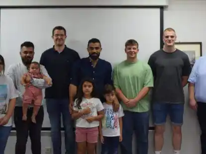 Die Familie des geretteten Jungen und die Ersthelfer mit Ratsvorsitzendem Mario Stickfort (rechts).