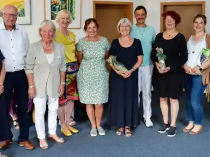 Bei der Gezeiten-Er&ouml;ffnung: Theda Garnholz, Hartmut Bolte (in Vertretung seiner Frau Verena Rhyn-Bolte), Ursel L&ouml;ffler, Ursel Koop, Ute Francksen, Karla Clau&szlig;en, Stefan Moosdorf, Beate Kuchs, Patricia Brockhoff und Martina Geberzahn