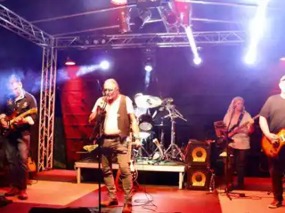 Nicht ohne Eo-Ipso: Die Deutschrocker vom S&uuml;rw&uuml;rderdeich treten bei jedem Scha(r)frock-Festival auf.