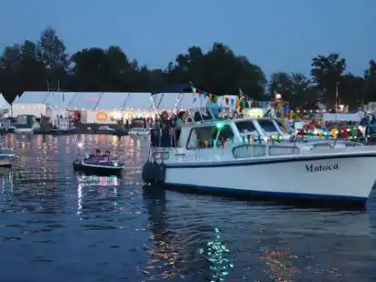Ein imposantes Bild bietet die Korso- und Lichterfahrt beim Hafenfest in Bar&szlig;el. Sie gibt es dieses Jahr auch wieder.