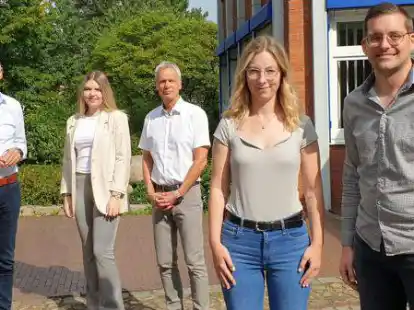 Neue F&uuml;hrungsspitze im Bauamt der Gemeinde Gro&szlig;enkneten: (von rechts) Amtsleiter Sebastian Wedermann, die stellvertretende Amtsleiterin Henrieke Grotel&uuml;schen mit dem Ersten Gemeinderat Klaus Bigalke, der neuen Auszubildenden Alexandra Frisorger und B&uuml;rgermeister Thorsten Schmidtke.