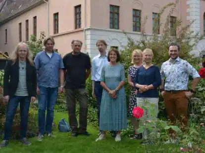 Wollen den Schlosspark Jever &bdquo;klimafit&ldquo; machen: (von links) Andreas Grundei, Ralf Dr&ouml;ge, Thomas Werner, Frank Gla&szlig;l, Stella Junker, Prof. Dr. Antje Sander, Petra Walentowitz und Andreas Folkers