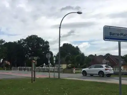 Hier wird bald gebaut: Ein neuer Kreisverkehr soll in Augustfehn den Verkehr entlasten und das Dockgel&auml;nde anbinden.