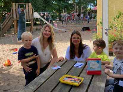 Julia Thesing (links) und Kita-Leiterin Marion Esser organisieren das Familienfest in der katholischen Kindertagesst&auml;tte St. Michael an der Klingenbergstra&szlig;e 20.
