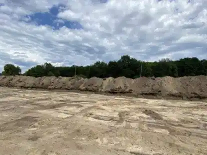 So sah es nach Beginn der Arbeiten am neuen Kunstrasenplatz aus.