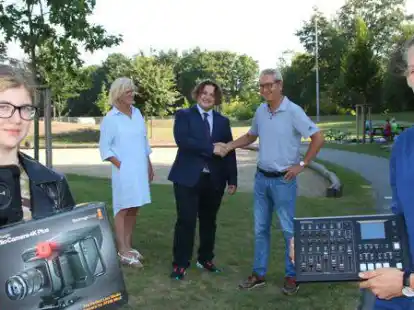 Danke f&uuml;r die Spende: Evelyn Distel (von links), Jutta Klaus, Maksym Teschner, Dr. Aloys Klaus und David Hense.