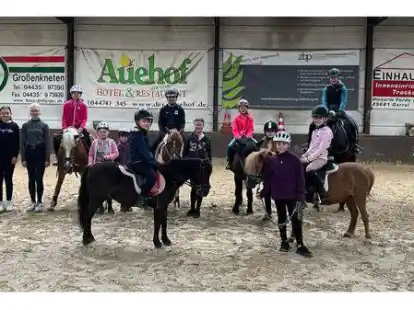 Unter der Leitung von Reitlehrerin Kati B&ouml;hmer (links) konnten 12 Kinder in die vielseitigen Facetten des Reitsports hineinschnuppern.