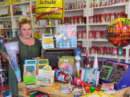 Katharina Rieken zeigt die Auslage f&uuml;r Einschulungen bei der Spiel Welt Jever: Schult&uuml;ten, Freundschaftsb&uuml;cher, Lern- und Bastelmaterialien, Deko f&uuml;r Feiern und Geschenke zum Schulstart geh&ouml;ren dazu.