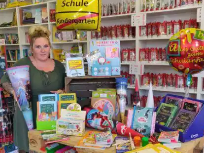 Katharina Rieken zeigt die Auslage f&uuml;r Einschulungen bei der Spiel Welt Jever: Schult&uuml;ten, Freundschaftsb&uuml;cher, Lern- und Bastelmaterialien, Deko f&uuml;r Feiern und Geschenke zum Schulstart geh&ouml;ren dazu.