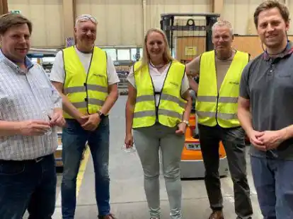 Werksleiter Helge Lichtenberg (links) und Produktionsleiter Hendrik Pulmer (rechts) f&uuml;hrten CDU-Landtagskandidatin Nadja Lampe, Cord Sch&uuml;tte (2. von rechts) und Stephan Neitzel durch das Palfinger-Werk in Hoykenkamp.