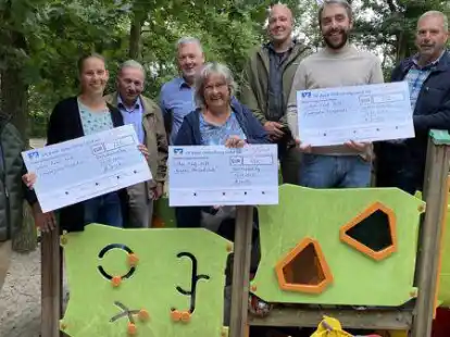 Geldsegen f&uuml;r drei Kinderg&auml;rten: Gerno K&ouml;hrmann, Christine Loidl, Werner Geerken, Helmut Jacobs, Gabi Arians, Henning W&uuml;bbeler, Jan Gro&szlig;hennig und Wilfried Sch&uuml;tte (von links).