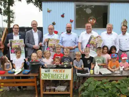 Werben f&uuml;r den OM-Familientag (v.l.): Hildegard Pleiter (Barbara-Kindergarten), Jan Br&ouml;ker (LzO), Volker Raker (LzO), Thomas H&ouml;ffmann (B&uuml;rgermeister Garrel), Johann Wimberg (Pr&auml;sident Verbund OM), Tobias Gerdesmeyer (Vizepr&auml;sident Verbund OM), Gerhard Niemann (EWE Netz) und Jan Kreienborg (Gesch&auml;ftsf&uuml;hrer Verbund OM).
