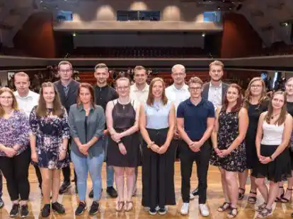 Ausbildung mit Traumnote abgeschlossen: Die Pr&uuml;fungsbesten der IHK aus dem Landkreis Oldenburg und der Stadt Delmenhorst. IHK-Pr&auml;sident Jan M&uuml;ller (links) und IHK-Hauptgesch&auml;ftsf&uuml;hrer Dr. Torsten Slink (rechts) gratulierten.