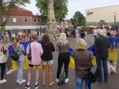 80 Personen nahmen an der Ukraine-Mahnwache in Leer teil. Unter den Anwesenden waren auch einige Ukrainer.