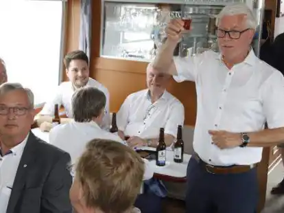 An Bord der MS Spitzh&ouml;rn stie&szlig; Vorsitzender Johannes Budde zusammen mit den geladenen G&auml;sten auf die Er&ouml;ffnung des 41. Bar&szlig;eler Hafenfestes an.