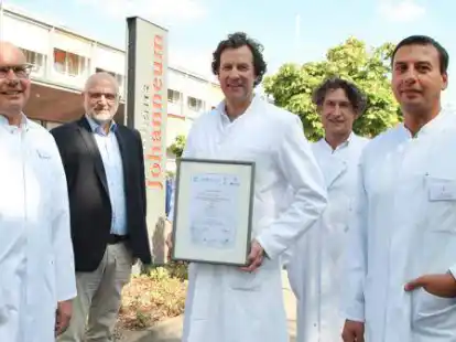 Freuen sich &uuml;ber die Auszeichnung: (von links) J&ouml;rg Weikert (Oberarzt), Hubert Bartelt (Verwaltungsdirektor), Dr. Philipp Werner (Chefarzt der Klinik f&uuml;r Orthop&auml;die und Unfallchirurgie), Olag Maethner (Oberarzt) und Dr. Michael Bechara (Chefarzt und Unfallchirurg).