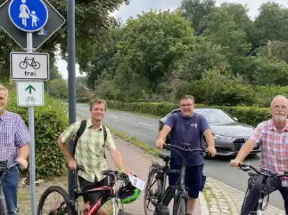 Berichten von Kritik und Unverst&auml;ndnis der Sandhatter an der neuen Radwegregelung: (von links) Adolf Oltmann (CDU), Sven Eric Schnitker (Gr&uuml;ne), Mathias Waschka (FDP) und Uwe Hollmann (SPD).