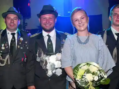 Drei Jahre ist es her, dass Malte Hampel (hier mit Ehefrau Martje sowie den Adjutanten Frank Baumann und Christoph Steenken) Sch&uuml;tzenk&ouml;nig in Neerstedt wurde. Jetzt kann endlich ein Nachfolger ausgeschossen werden.