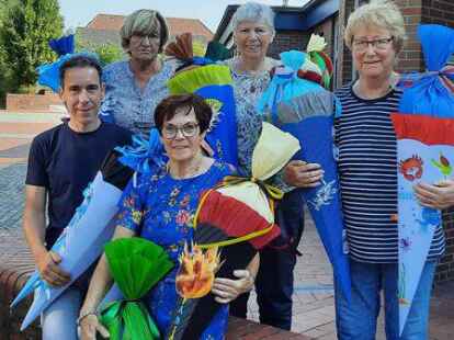 Bunte T&uuml;ten zum Schulstart gepackt haben (von links): J&ouml;rg Brun&szlig;en, Hedi Seichter, Rena Seeger, Ursula Gerdes-R&ouml;ben und Hanna M&ouml;ssner vom Edewechter Verein &bdquo;Lachende Kinder&ldquo;.