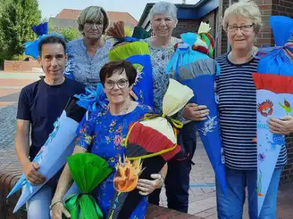 Bunte T&uuml;ten zum Schulstart gepackt haben (von links): J&ouml;rg Brun&szlig;en, Hedi Seichter, Rena Seeger, Ursula Gerdes-R&ouml;ben und Hanna M&ouml;ssner vom Edewechter Verein &bdquo;Lachende Kinder&ldquo;.