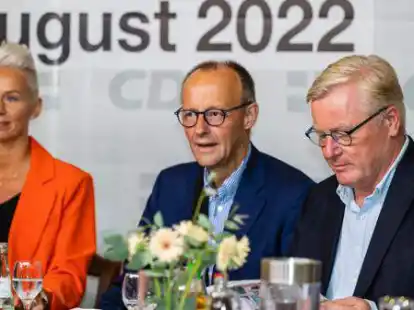 Wahlkampf beim CDU-Landesparteitag: Silvia Breher, Friedrich Merz und Bernd Althusmann auf dem Podium in Wardenburg