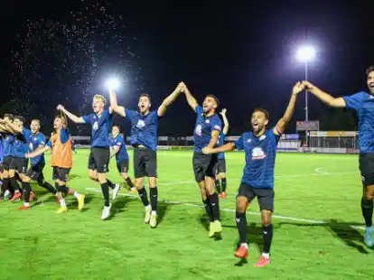 Siegertypen: Der SSV Jeddeloh feierte den sp&auml;ten 2:1-Sieg gegen die U23 von Hannover 96 ausgiebeig.