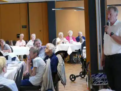 Der Vareler B&uuml;rgermeister Gerd-Christian Wagner freut sich &uuml;ber den regen Besuch beim &bdquo;Tag der &auml;lteren Generation&ldquo;.