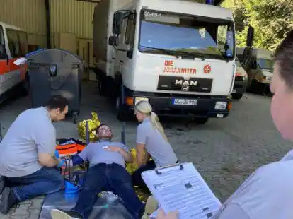 Zehn M&auml;nner und Frauen aus der Region haben jetzt ihre Pr&uuml;fung zum Sanit&auml;tshelfer absolviert. Mit dabei waren auch Sharlene Glaese und Lea-Marie Schneider vom Johanniter-Ortsverband Nordenham.