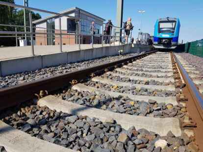 Wasserstoffzug Coradia iLint von Alstom bei der Auftaktveranstaltung zu weltweit erstem Wasserstoff-Bahnnetz am Bahnsteig der EVG in Bremerv&ouml;rde, 24. August 2022