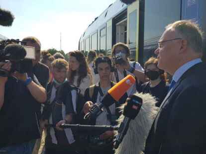 Wasserstoffzug Coradia iLint von Alstom bei der Auftaktveranstaltung zu weltweit erstem Wasserstoff-Bahnnetz in Bremerv&ouml;rde, 24. August 2022, mit Niedersachsens Ministerpr&auml;sident  Stephan Weil SPD