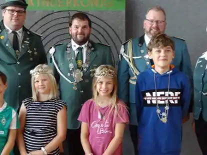 Der neue Kinderk&ouml;nigsthron in Harkebr&uuml;gge (vorne von links): Noah  M&uuml;ller,  Johanna Basler,  Matilda Basler und Joel Jelken sowie (hinten von links) Marcel Schrandt, Mathias Timmermann, Andre Eilers und Heidi Eilers.