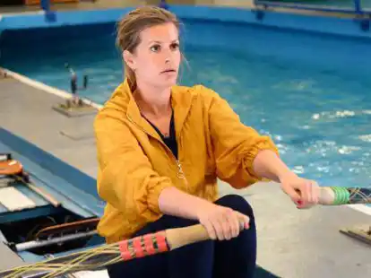 Aus dem Friesland-Krimi-Team nicht mehr wegzudenken: Insa Scherzinger (Theresa Underberg), die ihre Undercover-Auftr&auml;ge wie hier im Streifen &bdquo;Aus dem Ruder&ldquo; immer sehr ernst nimmt, um schlussendlich den T&auml;ter zur Strecke zu bringen. Es zeigt sich: Die kleine Uferschnepfe &bdquo;Frau Scherzinger&ldquo; ist ebenso emsig.