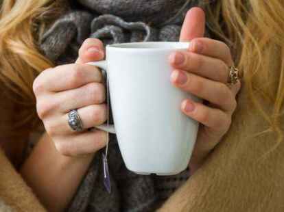 In der evangelischen Kirche wird diskutiert, ob zum Gottesdienstbeginn Decken und Tee verteilt werden.