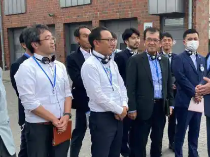 Niedersachsens Wirtschaftsminister Dr. Bernd Althusmann im Gespr&auml;ch mit japanischen Wissenschaftlern beim EWE Gasspeicher Huntorf