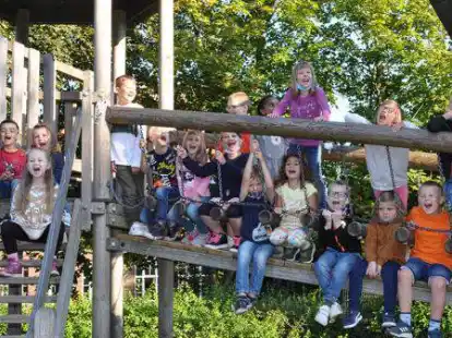 &Uuml;bersichtlich mit 17 Kindern: Das war im vergangenen Jahr die Klasse 1a mit der Lehrerin Birgit Rei&szlig; und dem Schulbegleiter Roland Peter Schmidt