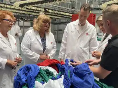 Sitex-Niederlassungsleiter Tim Nottmeier (rechts) f&uuml;hrte die FDP-G&auml;ste (von links) Marion Daniel, Marion Vosteen, Chrstian D&uuml;rr und Imke Haake durch den Betrieb.