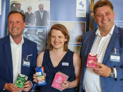 Geschenke von den Gr&uuml;nen beim CDU-Sommerfest: Julia Willie Hamburg (Mitte) mit CDU-Fraktionschef Dirk Toepffer (links) und dem Parlamentarischen Gesch&auml;ftsf&uuml;hrer Jens Nacke